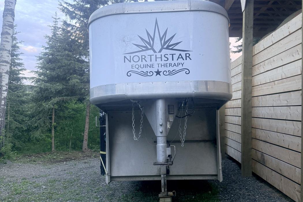 Gooseneck horse trailer with Northstar Equine Therapy cut vinyl on the nose.